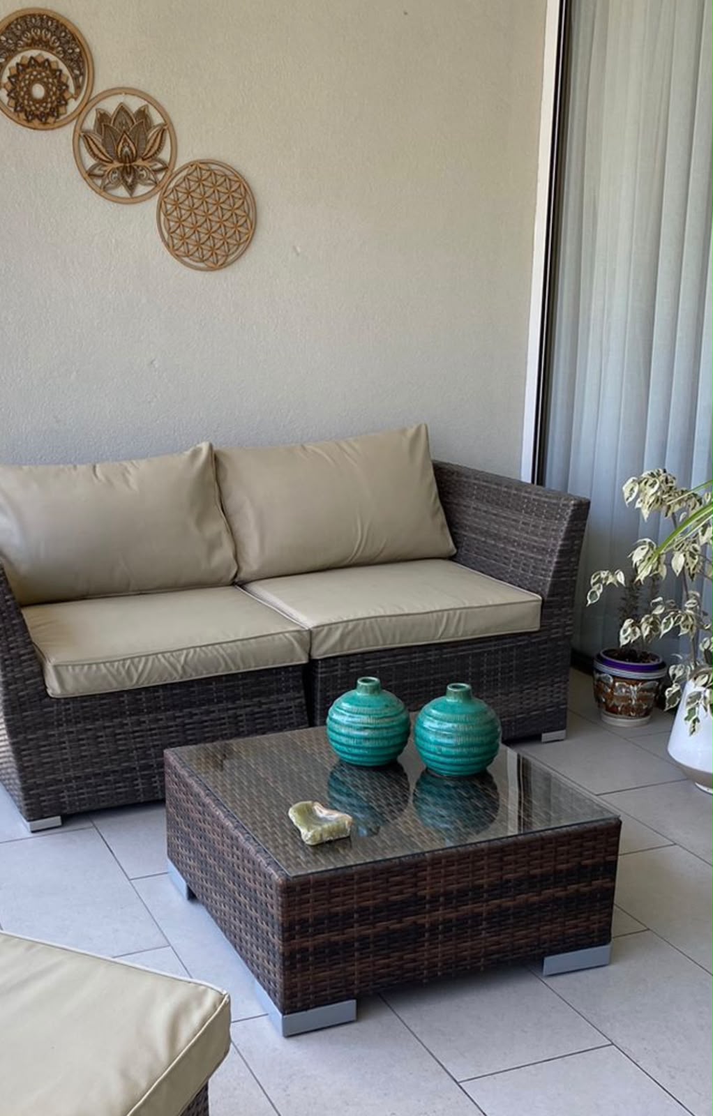 cojines de terraza en sofá de ratán